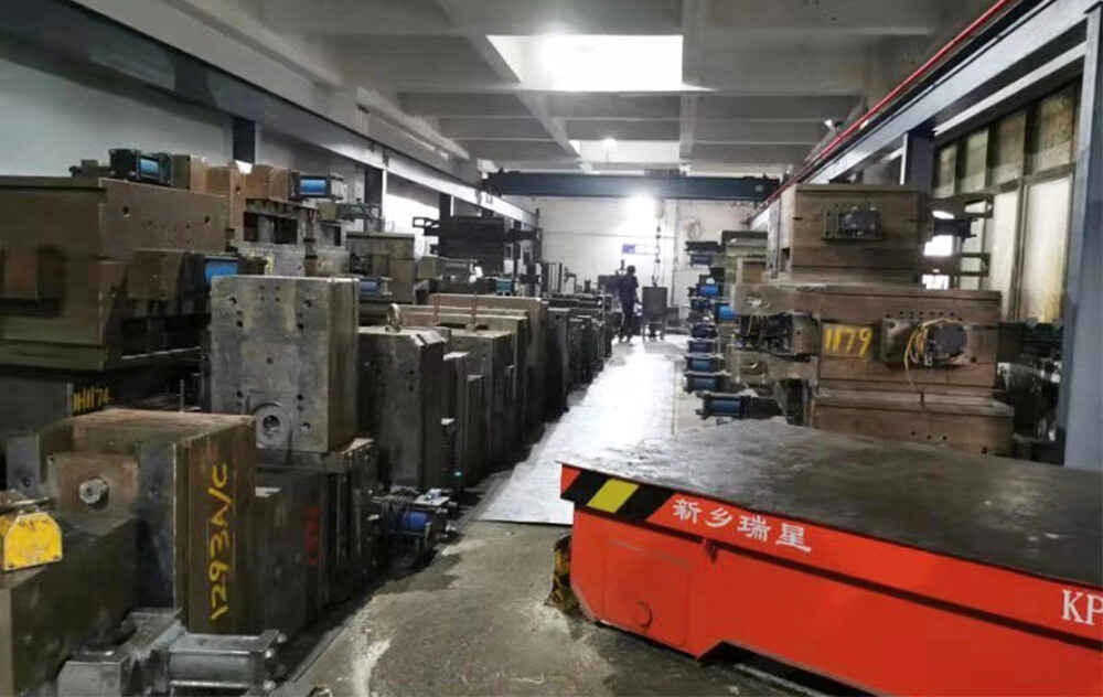 完善的模具存儲倉庫管理，保證能第一時(shí)間根據客戶(hù)的訂單安排生產(chǎn)，節省模具周轉的成本和時(shí)效。