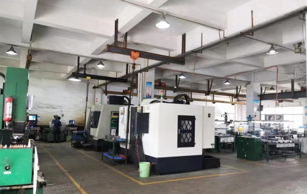 自有模具車(chē)間，擁有模具制作需要的各種機床、火花機、線(xiàn)切割機等設備，按客戶(hù)不同需要開(kāi)發(fā)新模。