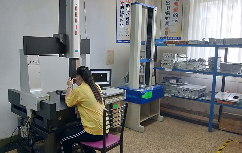 檢測中心：三次元，二次元，投影儀，鹽霧測試儀，探傷機，壓力測試，光譜分析儀，光澤計等21臺。