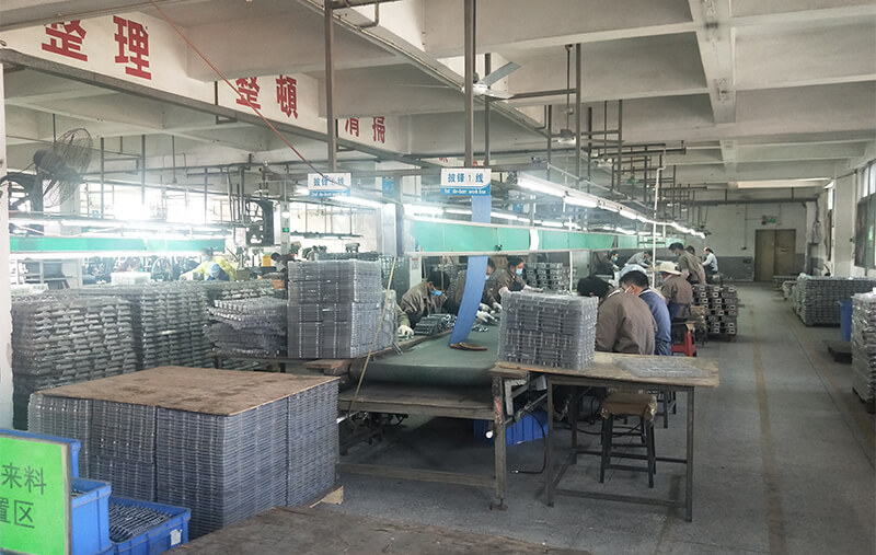 加工課：?jiǎn)屋S鉆床，整形線(xiàn)，去披鋒線(xiàn)，多軸鉆孔機，拉砂機，攻牙機，打磨線(xiàn)，甩干機等共55臺。